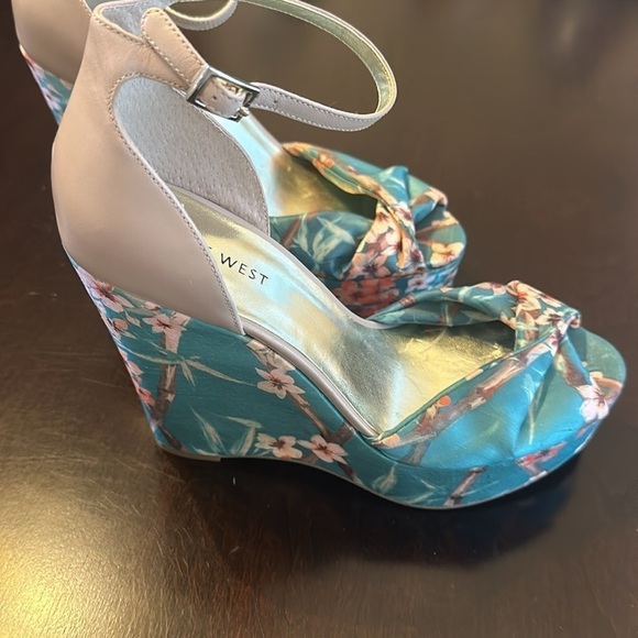 Nine West Dig Platform Chinoiserie Wedge
Sandals Sz 8 Ankle Strap Cocktail Party - Picture 5 of 10